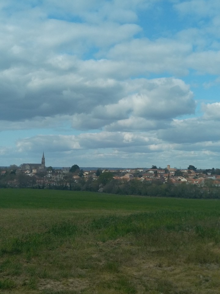 la colline au village