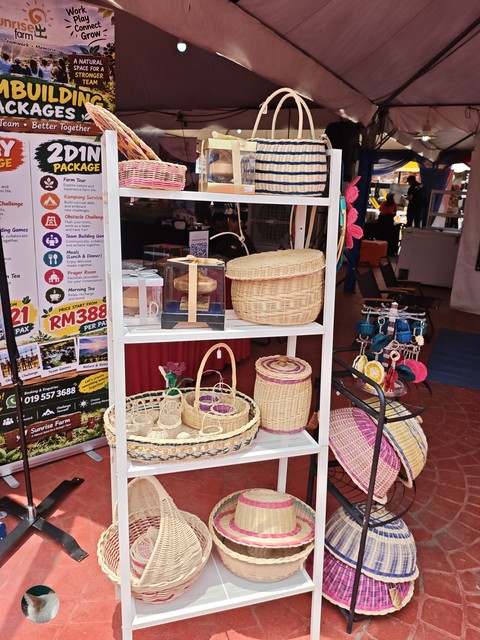 Flea_market, Retail