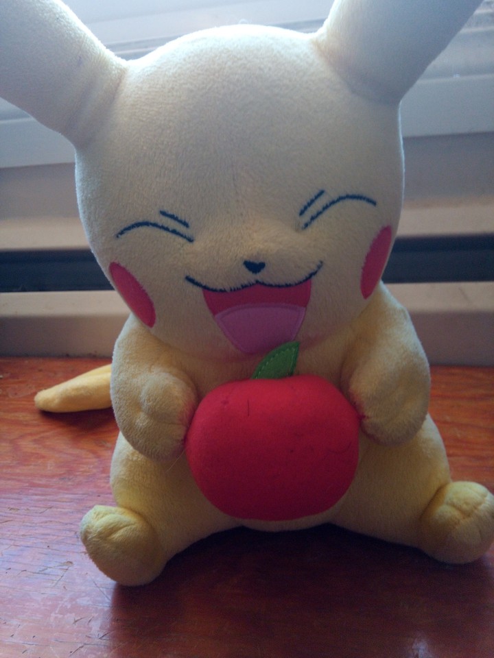 eating apple pika pika