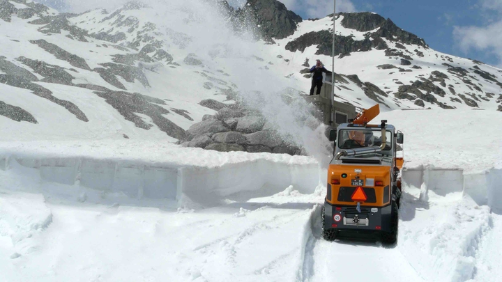 Schneeräumung am Gotthard Pass