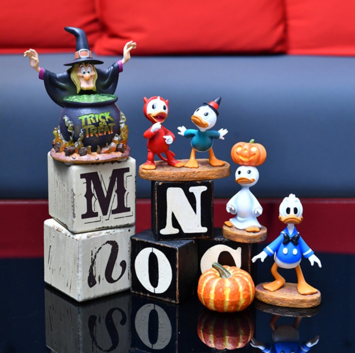 Donald Duck Halloween display