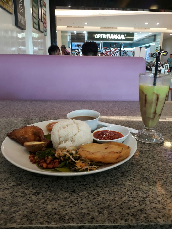 VERY YUMMY FOOD AT BRASSERIE PALEMBANG