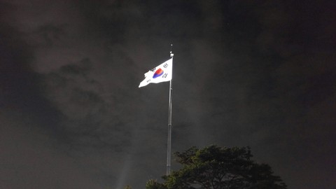 밤하늘에 휘날리는 태극기