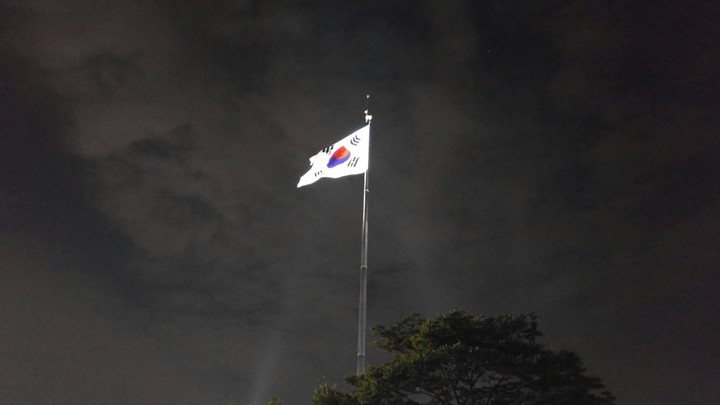 밤하늘에 휘날리는 태극기