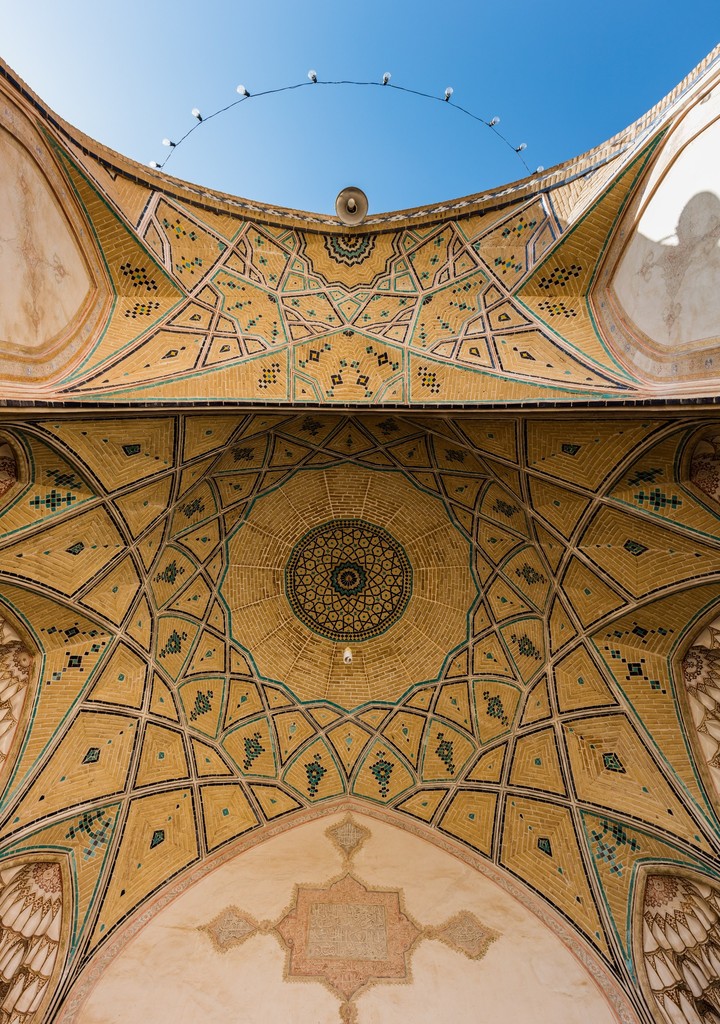 Vista inferior de um dos iwans da mesquita