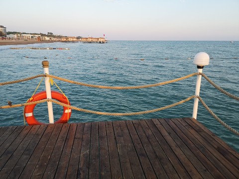море