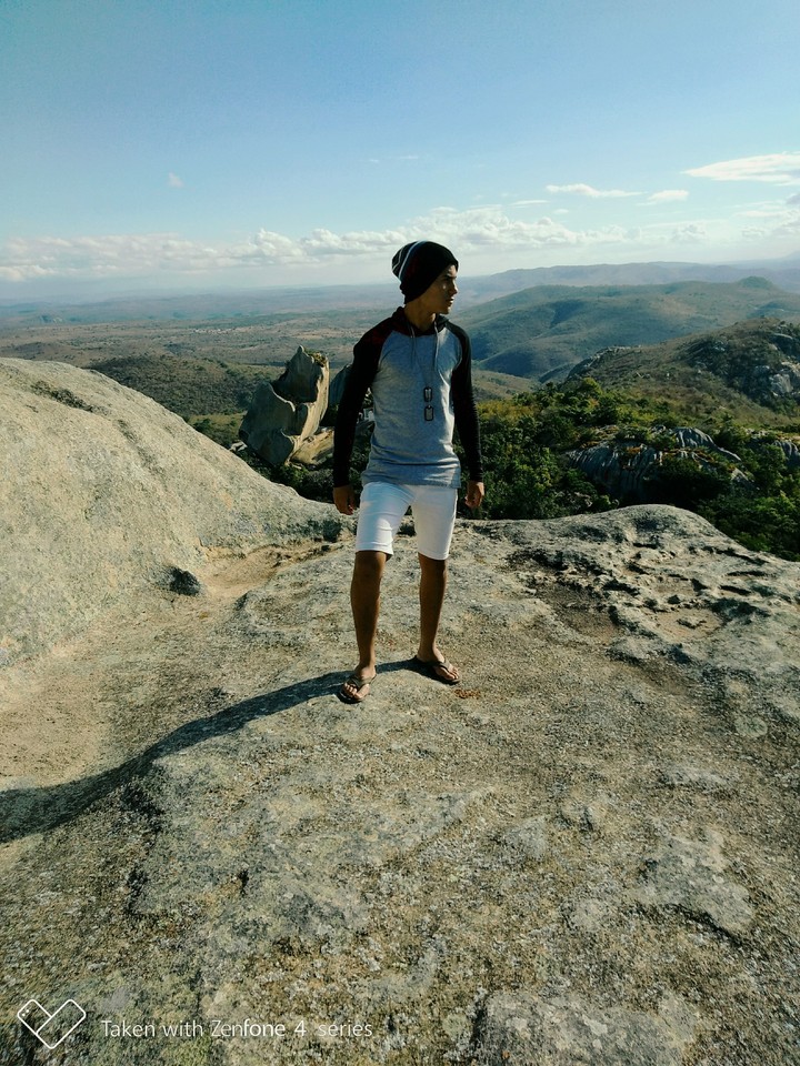 Garoto lindo em montanhas brasileiras