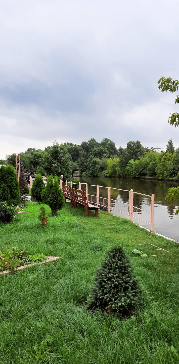у реки