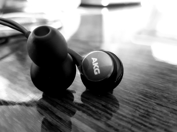 akg