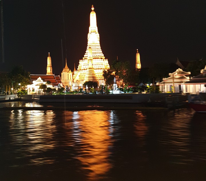 WAT ARUN BANGKOK FROM RIVER