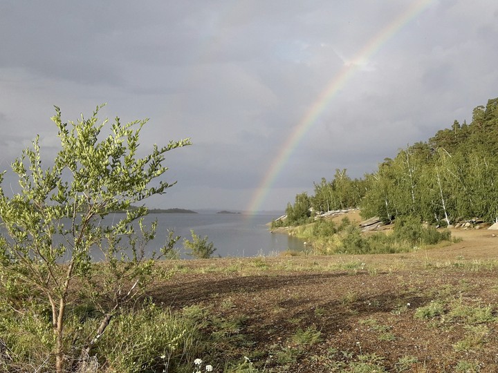 радуга выходит из воды