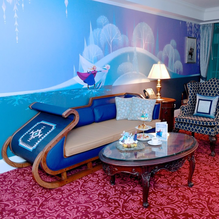 LOUNGE WITH FROZEN SLED
