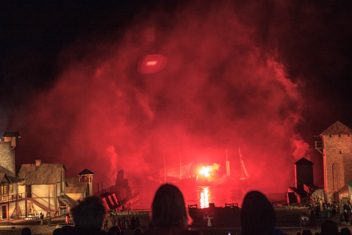 Bühne in Flammen