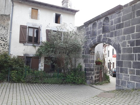 bourgade