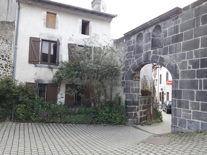 bourgade
