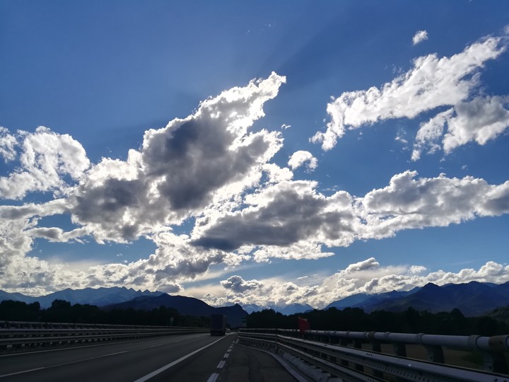 Nuvole sull'autostrada