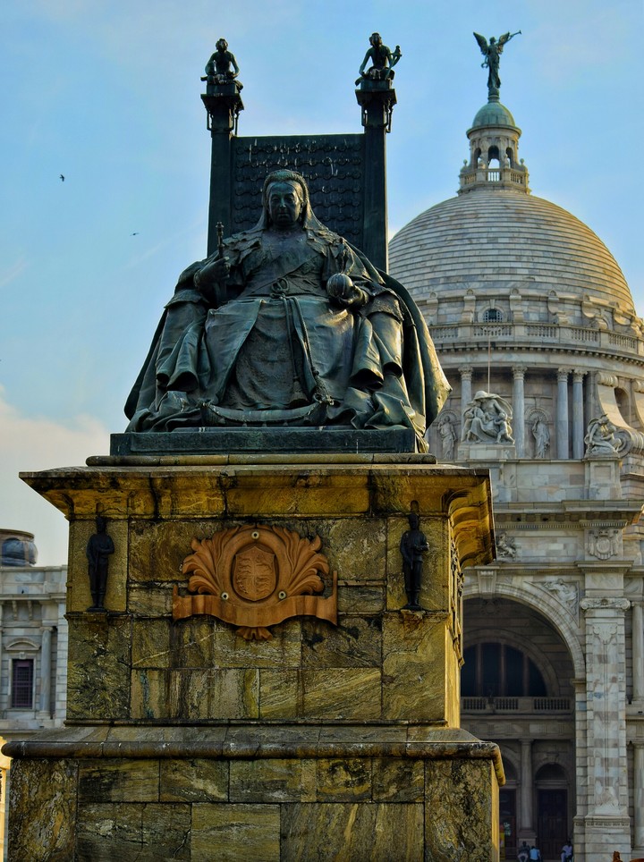 statue of queen victoria
