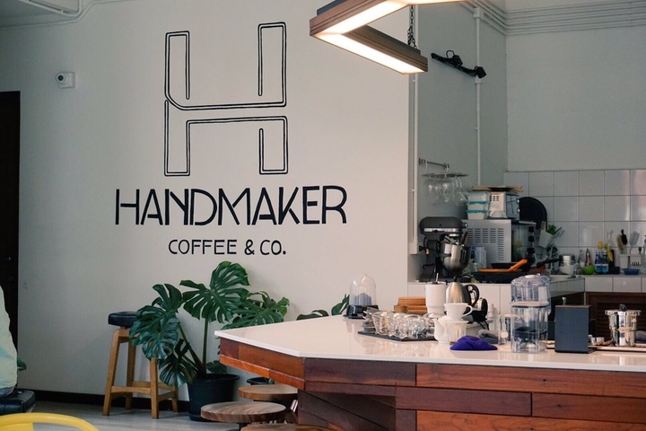 “ HANDMAKER coffee & co."