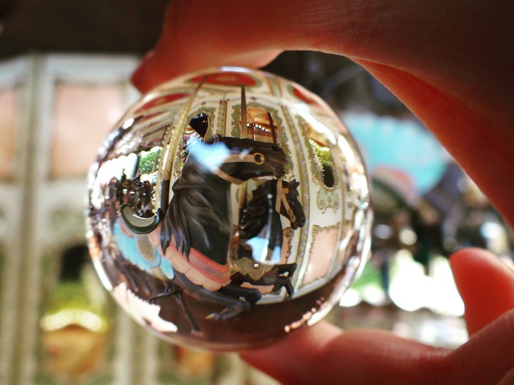 Ein Karussell im Lensball