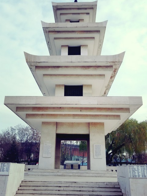 kore anıtı