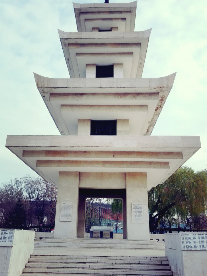 kore anıtı