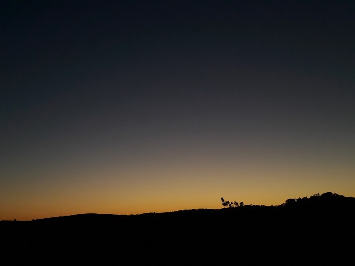 Sonnen Untergang hinter dem Berg
