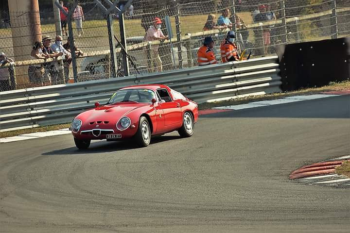 500 Ferrari contre le cancer