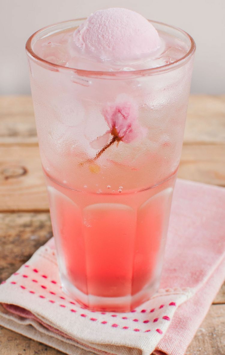 ⚘