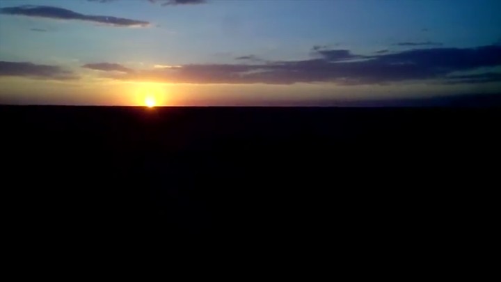 Weites Feld mit Sonnenuntergang