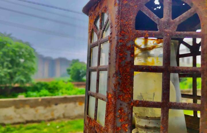 Rusty Lamp post