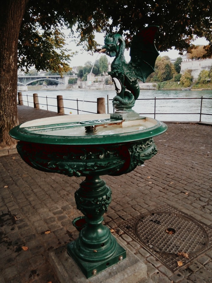 drachen brunnen am rhein basel