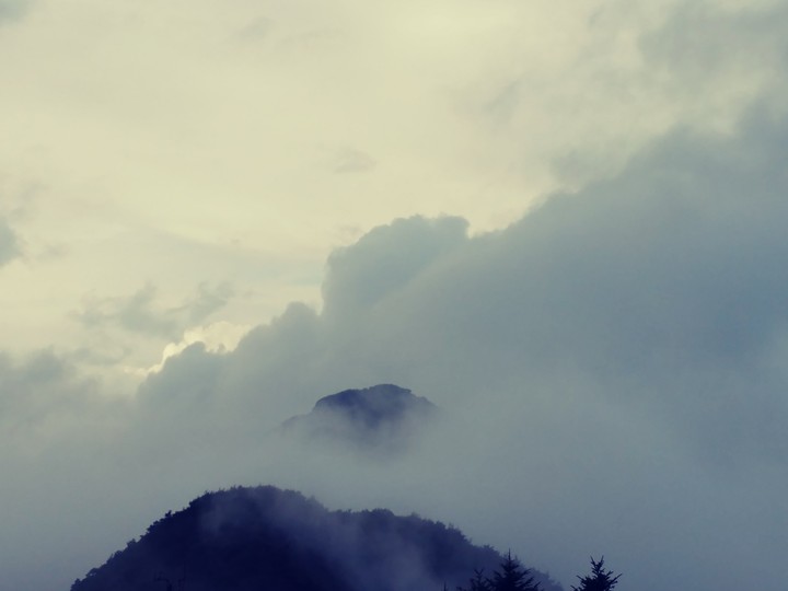 운무 사이로 보이는 산봉우리