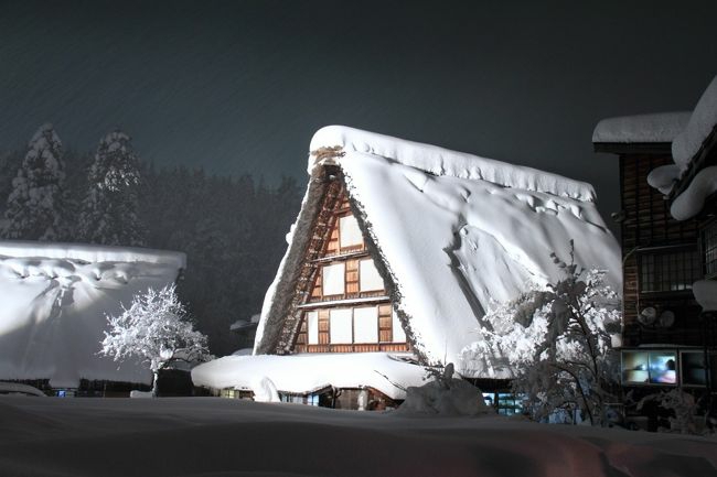 gassho-zukuri farmhouse steeped in snow