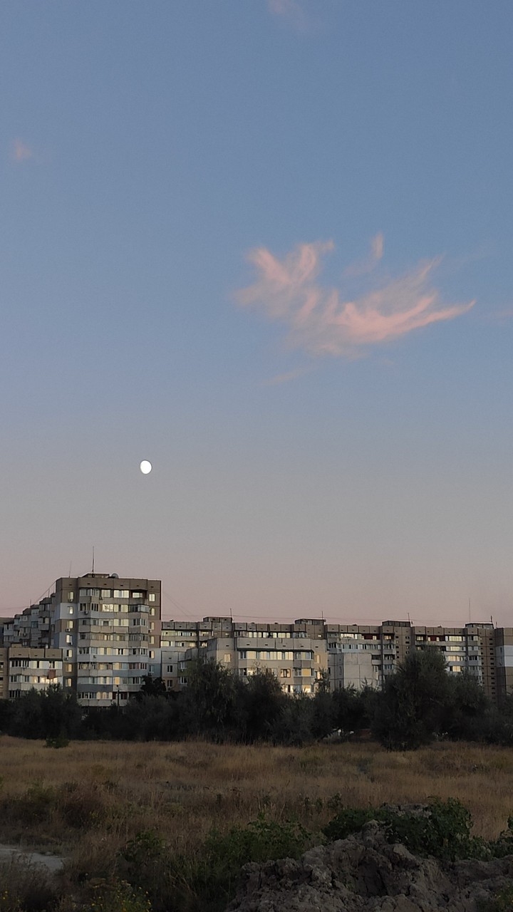 город в розовых тонах