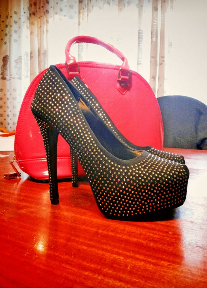 HIGH HEELS & ALMA BAG