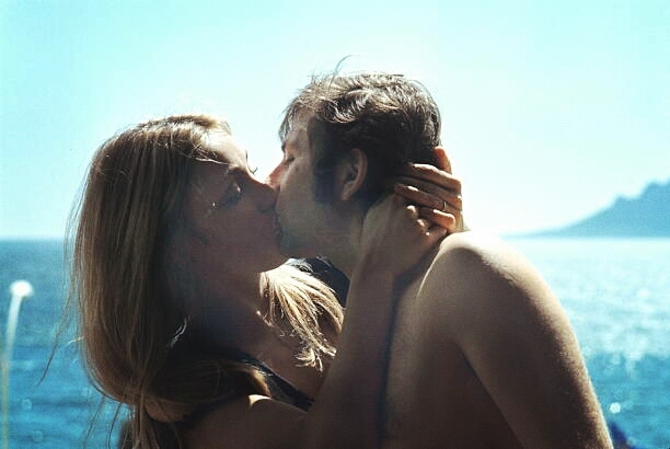 couple kiss