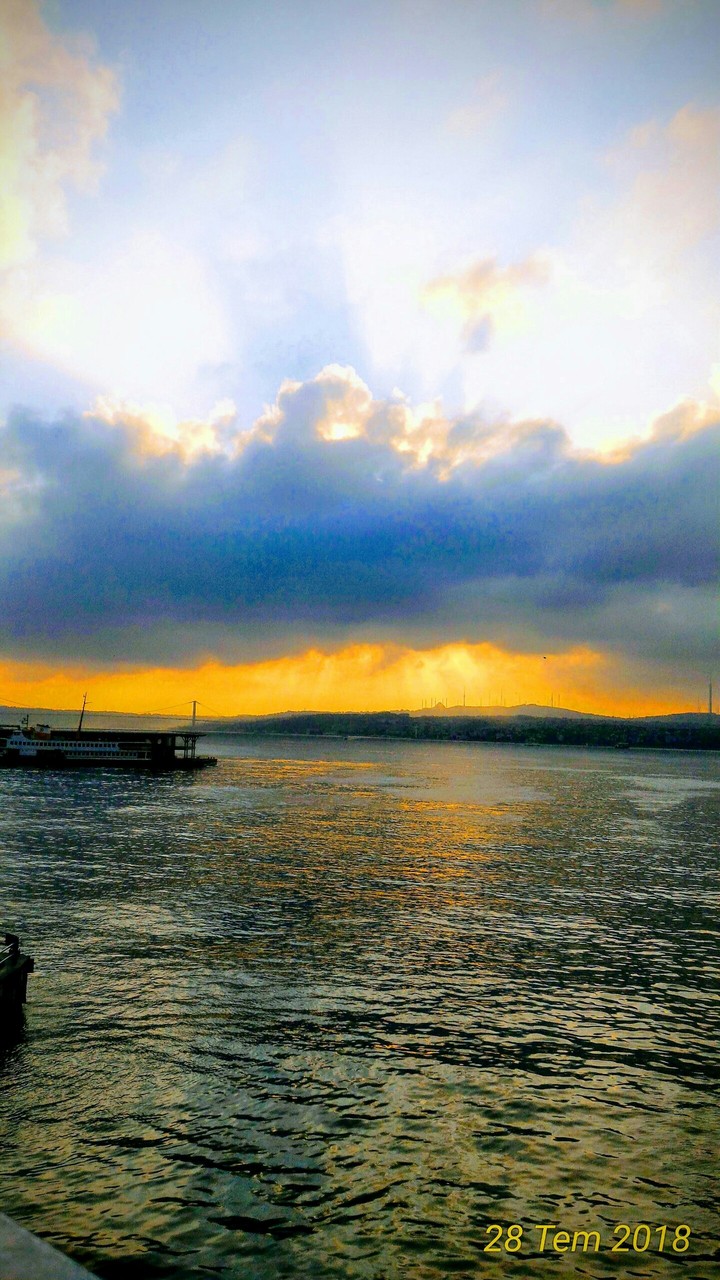 hikayem sabah işi giderken galata köprüsünde fotorafi çektim