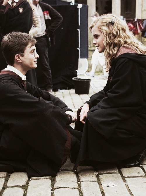 Dan ❤ Emma behind the scenes