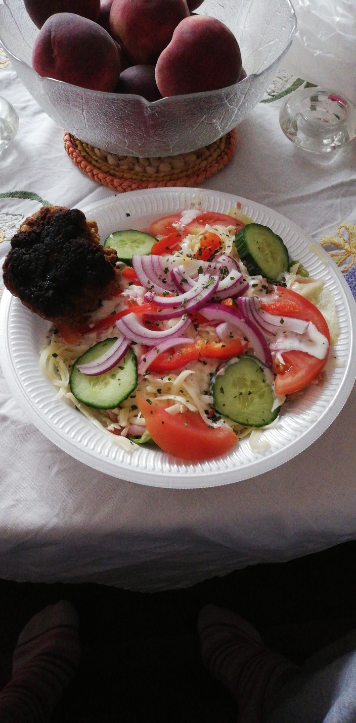 Salat Capricciosa mit Frikadellen