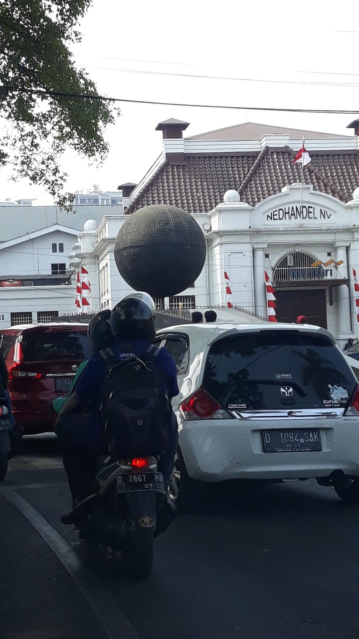 jl. Asia Afrika Bandung - Indonesia