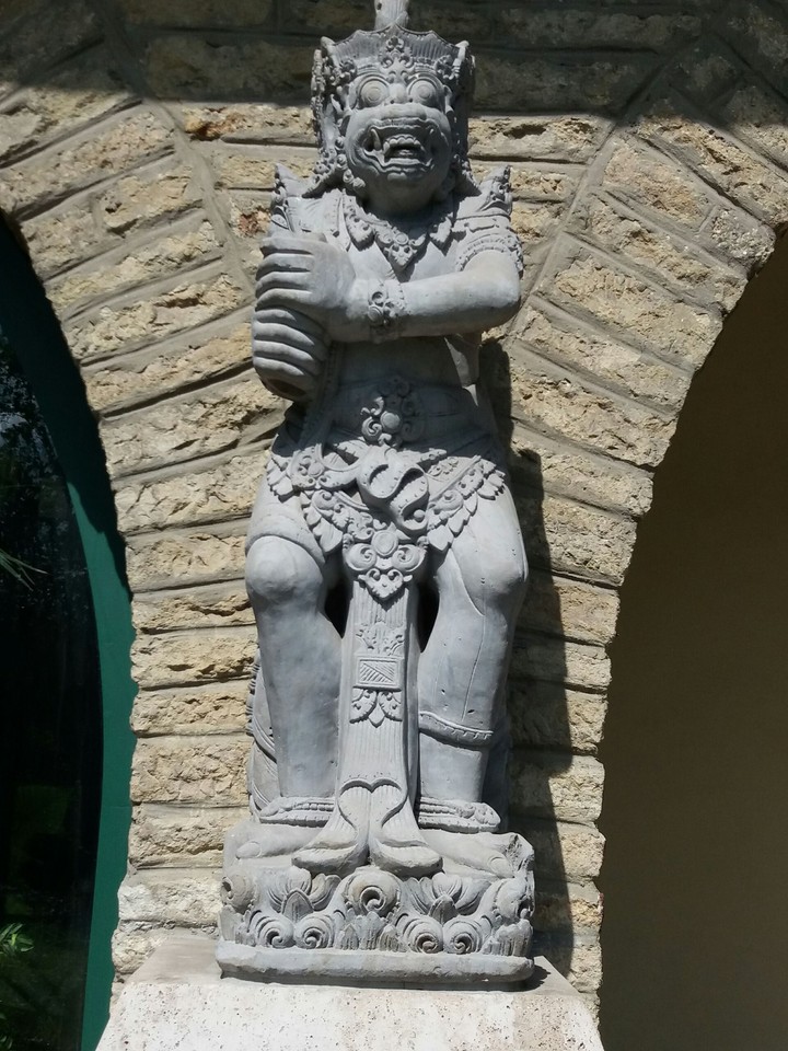 Maja statue