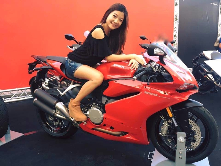 火紅戰車。motorcycle