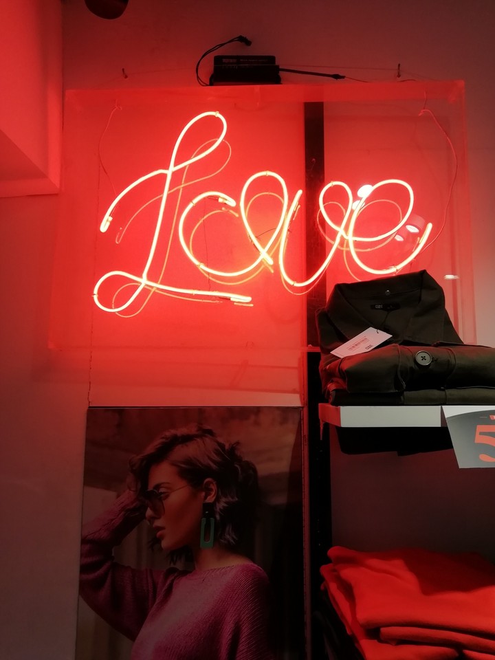 LOVE NEON