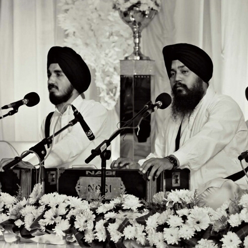 i feel love of god because this pic of gurbani kirtan