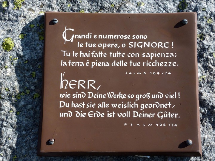Texttafel auf dem St. Gotthard Pass