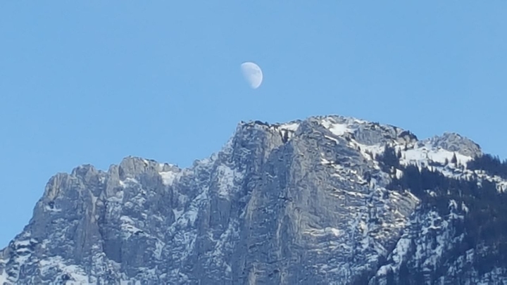Mond über Österreich
