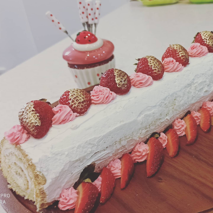 strawberry roll cake