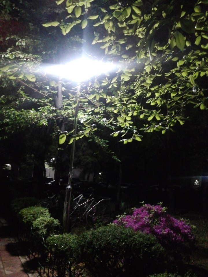 밤은 깊어