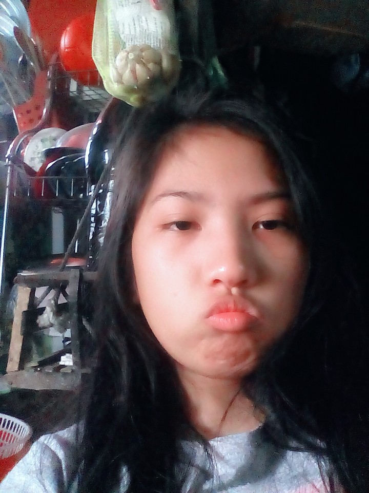 Cô gái chăm học, xinh đẹp.