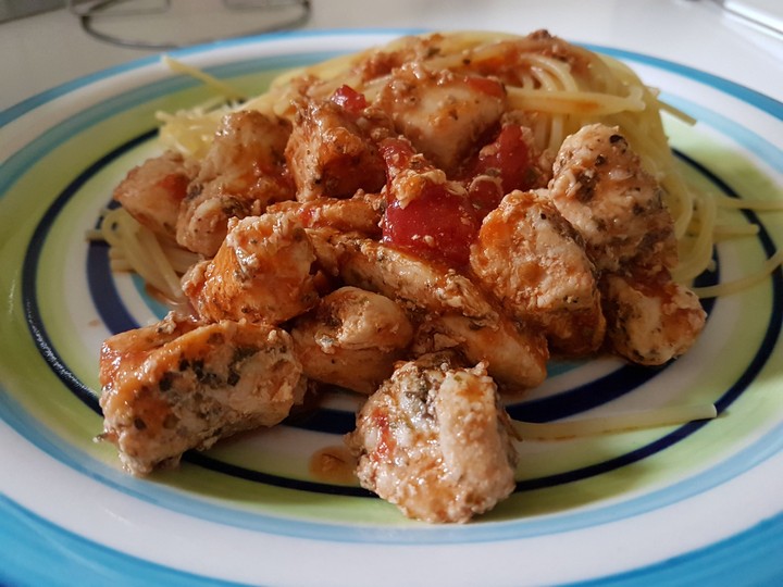Fideos con salsa y pollo
